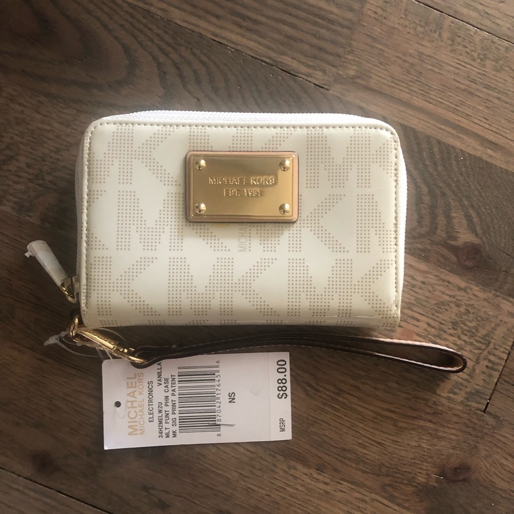 Michael Kors patent leather wristlet